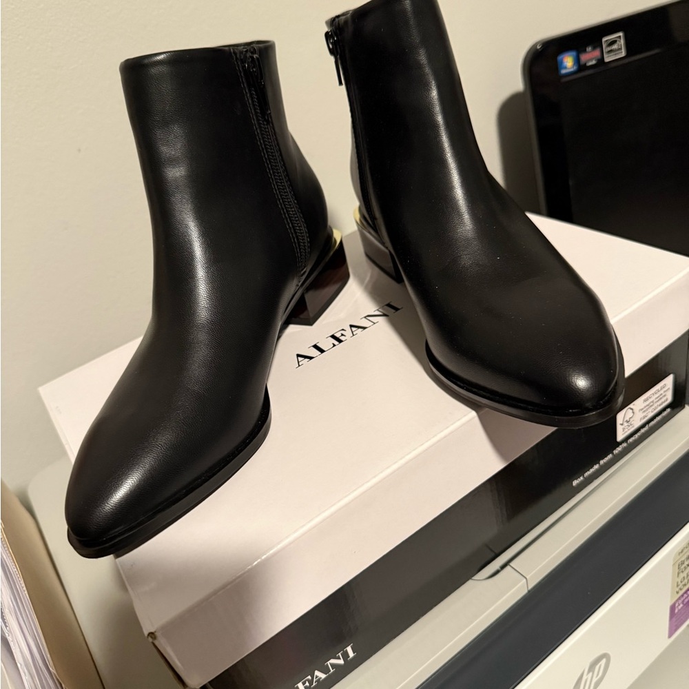 Sleek Black Leather Ankle Boots with Pointed Toe and Side Zipper - Picture 2 of 11